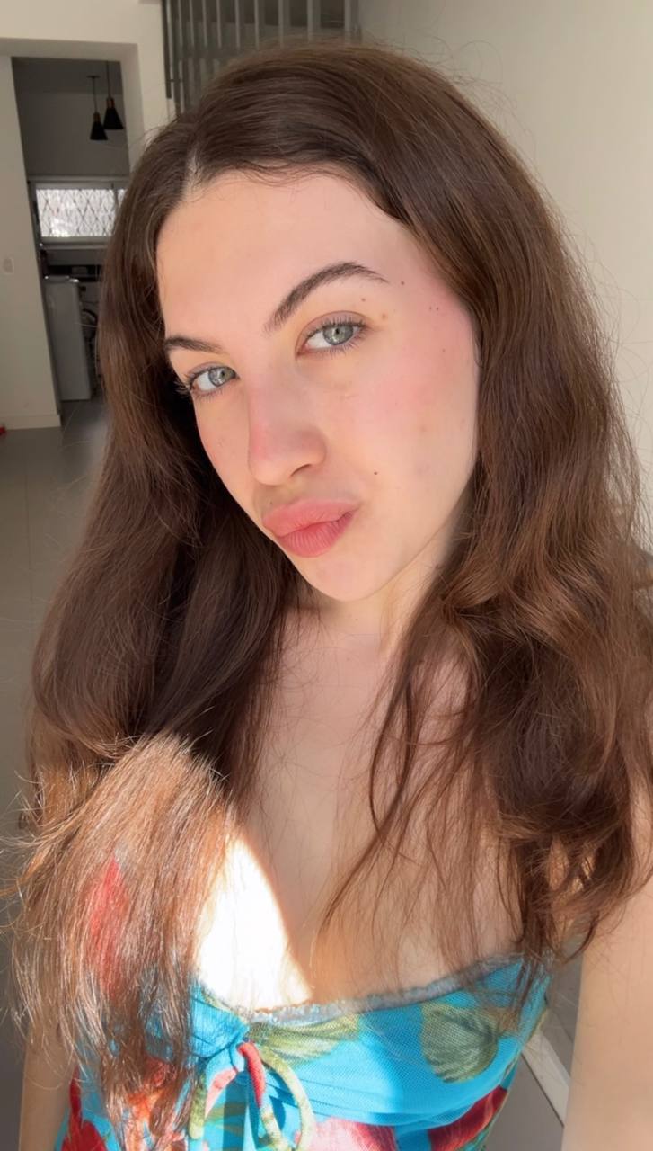 Nude girl Amber in Surrey