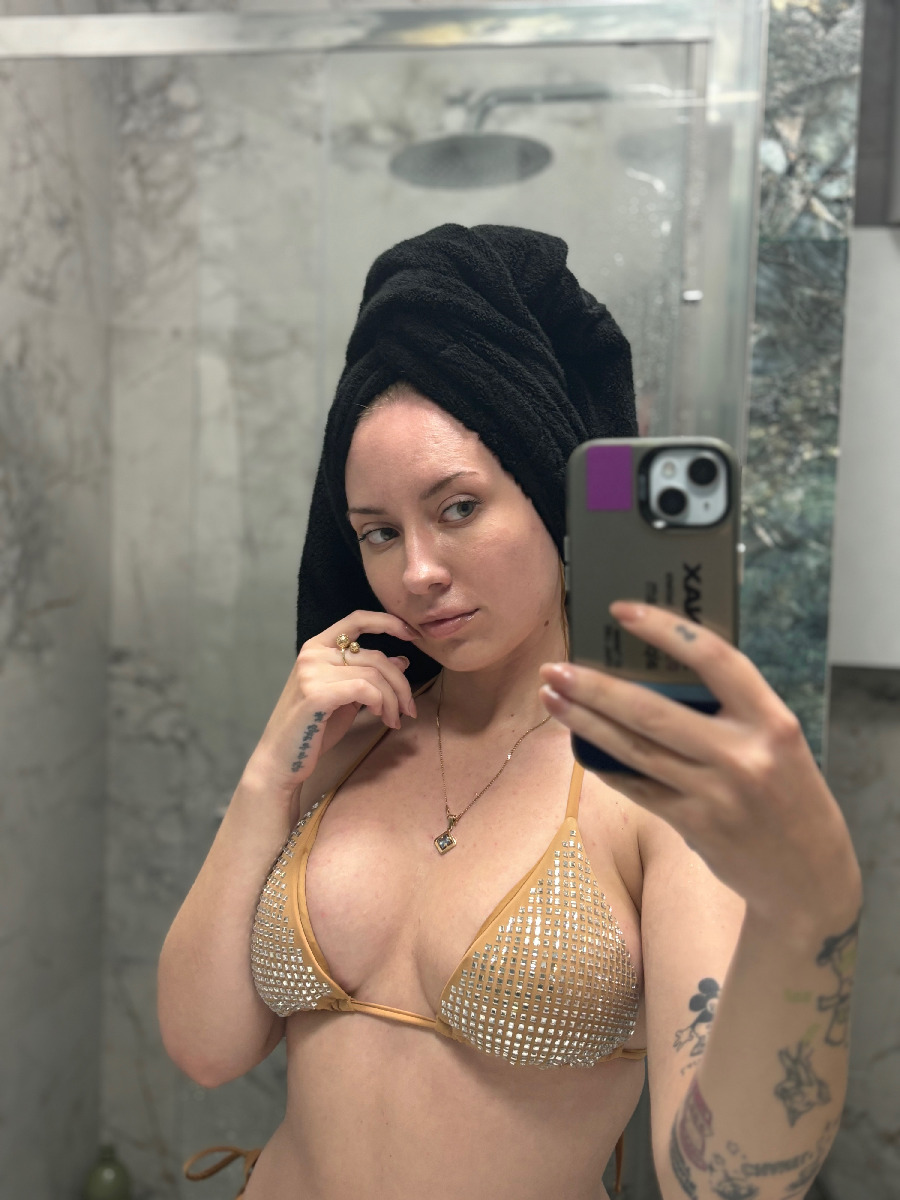 Nude girl KateV in Surrey